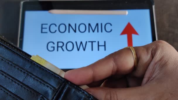 Filmagem Uma Pessoa Tirando Dinheiro Sua Carteira Crescimento Económico Com — Vídeo de Stock