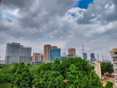 Gurugram, Hindistan 18 Haziran 2023: Yağmurlu bir günde gri bulutlara karşı çekilen binaların görüntüsü.