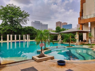 Gurugram, Hindistan 18 Haziran 2023: Yağmurlu bir günde bir su parkındaki yüzme havuzunun görüntüsü.