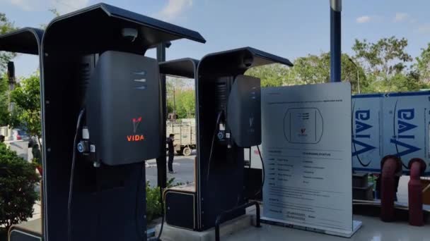 2023年6月16日 印度斋浦尔 日光下在购物中心拍摄的电动车充电站的录像 — 图库视频影像