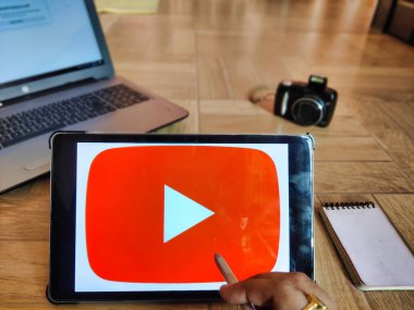 Jaipur, Hindistan 1 Mart 2024: Bir youtube içerik yaratıcısının videosunu planlarken fotoğrafı. Youtube Oynat düğmesi
