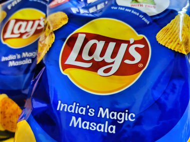 Jaipur, Hindistan 5 Mart 2024: Bir markette satılık farklı markalardan patates cipslerinin resmi.