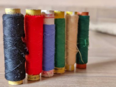 Bulanık arkaplan karşısında renkli iplik makarasının görüntüsü