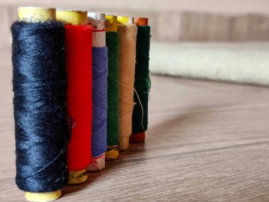 Bulanık arkaplan karşısında renkli iplik makarasının görüntüsü