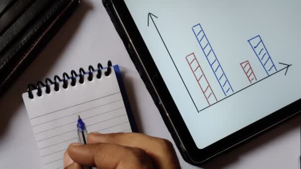 Кадри Людини Яка Робить Нотатки Щоденнику Намальованим Графом Руки Екрані — стокове відео