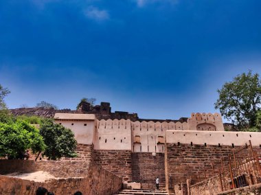 Sawai Madhopur, Hindistan 8 Haziran 2024: Ranthambore Kalesi 'nin mavi gökyüzüne karşı gündüz çekilmiş fotoğrafı