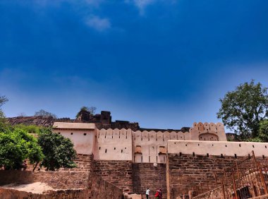 Sawai Madhopur, Hindistan 8 Haziran 2024: Ranthambore Kalesi 'nin mavi gökyüzüne karşı gündüz çekilmiş fotoğrafı