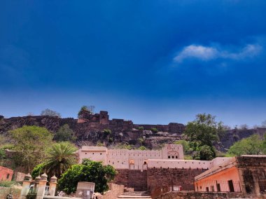 Sawai Madhopur, Hindistan 8 Haziran 2024: Ranthambore Kalesi 'nin mavi gökyüzüne karşı gündüz çekilmiş fotoğrafı
