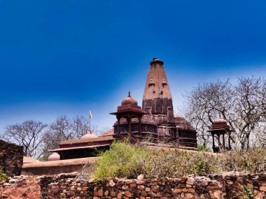 Sawai Madhopur, Hindistan 8 Haziran 2024: Ranthambore Kalesi Digambar Jain Tapınağı (Ranthambore Kalesi Digambar Jain Tapınağı) gündüz vakti mavi gökyüzüne karşı çekilen resim