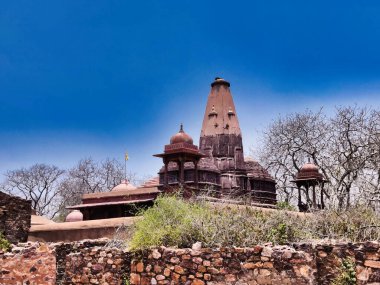 Sawai Madhopur, Hindistan 8 Haziran 2024: Ranthambore Kalesi Digambar Jain Tapınağı (Ranthambore Kalesi Digambar Jain Tapınağı) gündüz vakti mavi gökyüzüne karşı çekilen resim