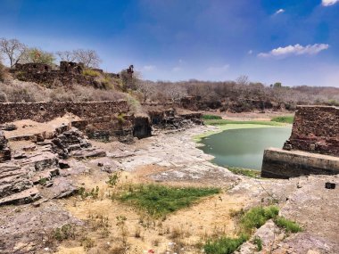 Sawai Madhopur, Hindistan 8 Haziran 2024: Ranthambore Kalesi 'nde gündüz vakti mavi gökyüzüne karşı vurulan bir Kund su cesedinin fotoğrafı