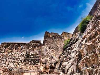 Sawai Madhopur, Hindistan 8 Haziran 2024: Ranthambore kalesinde gün ışığında yapılan bina resimleri