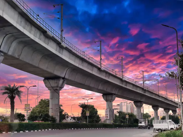 Jaipur, Hindistan 31 Temmuz 2024: Yoldaki metro sütunlarının, yoldaki ve ağaçlardaki araçların, Jaipur şehrinin güzel gökyüzüne bakan şehir manzarasının fotoğrafı