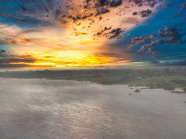 Nehrin kıyısında güzel bir günbatımına karşı çekilmiş manzara görüntüsü. Chacha Kota bakış açısı Banswara Rajasthan 'da