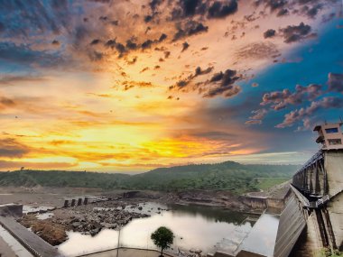 Banswara, Rajasthan, Hindistan 9 Ağustos 2024: Banswara 'daki Mahi Barajı' nın güzel bir günbatımına karşı açılan kapıları
