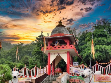 Banswara, Rajasthan, Hindistan 9 Ağustos 2024: Lord Shiva 'nın Banswara Rajasthan' daki bir tapınağının güzel bir gün batımına karşı çekilmiş fotoğrafı