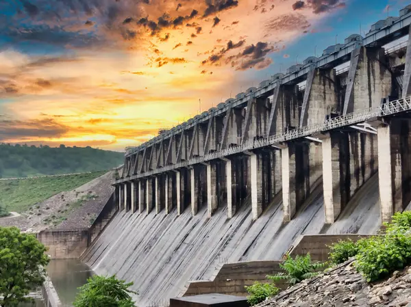 Banswara, Rajasthan, Hindistan 9 Ağustos 2024: Banswara 'daki Mahi Barajı' nın güzel bir günbatımına karşı açılan kapıları