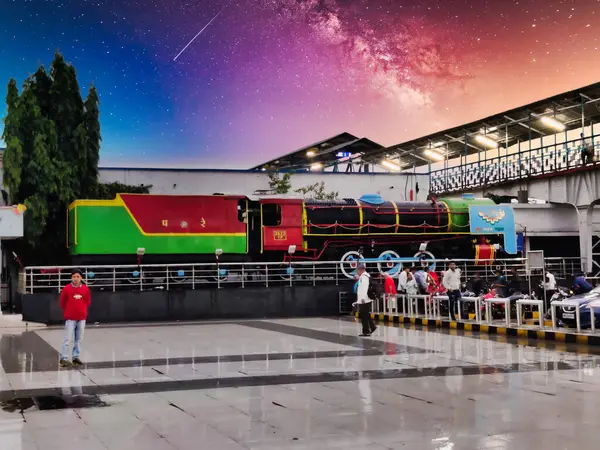 Ratlam, Madhya Pradesh, Hindistan 9 Ağustos 2024: Ratlam Junction tren istasyonunda gece çekilen kalabalık