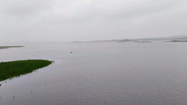Bulutlu bir gökyüzüne karşı çekilen nehir kıyısındaki manzaranın hızlandırılmış görüntüleri. Chacha Kota bakış açısı Banswara Rajasthan 'da