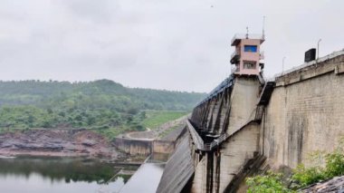 Banswara, Rajasthan, Hindistan 9 Ağustos 2024: Mahi Barajı 'nın Banswara' da bulutlu bir gökyüzüne açılan kapılarının görüntüleri