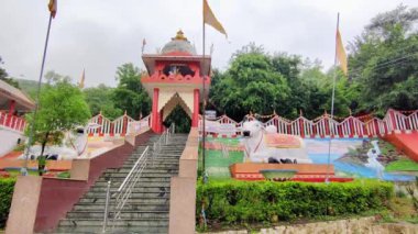 Banswara, Rajasthan, Hindistan 9 Ağustos 2024: Lord Shiva 'nın Banswara Rajasthan' daki bir tapınağının görüntüsü bulutlu bir gökyüzüne karşı çekildi