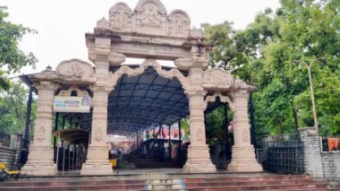 Banswara, Rajasthan, Hindistan 9 Ağustos 2024: Banswara 'daki Tripura Sundari Tapınağı' nın güzel bir gün batımına karşı girişi