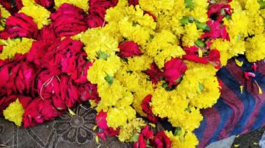 Tapınağın dışındaki bir tapınağın önünde gün ışığında çekilen çiçek koleksiyonu görüntüleri.