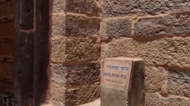 Sawai Madhopur, Hindistan 8 Haziran 2024: Ranthambore Kalesi 'ndeki Naulakha Pol kalabalığının görüntüleri