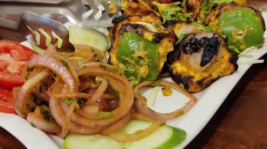 Paneer Paneer Tikka 'nın paneer ve sebze küplerinden yapılmış popüler bir Hindistan tabağı.