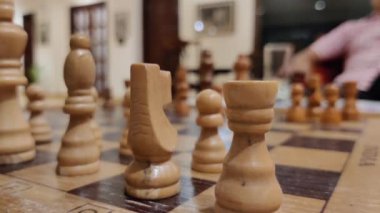 Sawai Madhopur, Hindistan, 8 Haziran 2024: Tahta satranç tahtasındaki tahta figürlerin arka plandaki bulanıklığa karşı çekimleri. Planlama, kavram, strateji liderliği