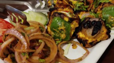 Paneer Paneer Tikka 'nın paneer ve sebze küplerinden yapılmış popüler bir Hindistan tabağı.