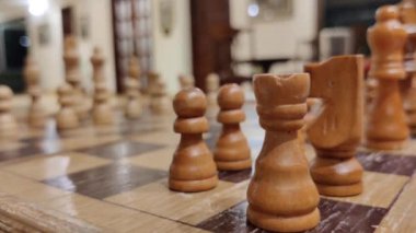 Sawai Madhopur, Hindistan, 8 Haziran 2024: Tahta satranç tahtasındaki tahta figürlerin arka plandaki bulanıklığa karşı çekimleri. Planlama, kavram, strateji liderliği