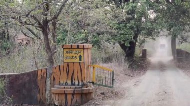 Sawai Madhopur, Hindistan 8 Haziran 2024: Ranthambore Ulusal Parkı 'nın 5. bölgesinin giriş kapısı gündüz çekimleri