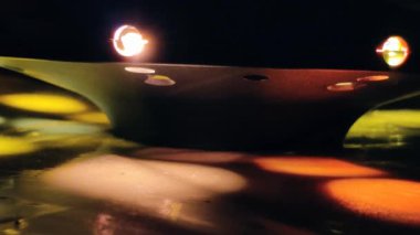 Gece karanlığında çekilen daire şeklindeki renkli ışıkların görüntüsü. Soyut ışık efekti
