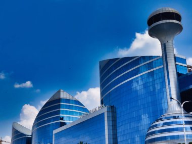 Jaipur, Hindistan 22 Eylül 2024: Pembe şehir Jaipur 'daki Dünya Ticaret Parkı' nın mimarisinin bulutlu bir gökyüzüne vuruşu