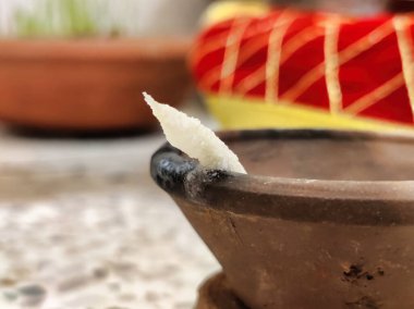 Mum diya 'nın resmi mermer bir kapta kil bir tencerede, yakın çekim seçici odaklı.