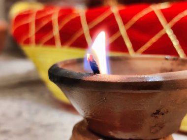 Mum diya 'nın resmi mermer bir kapta kil bir tencerede, yakın çekim seçici odaklı.