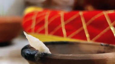 Mum görüntüsü, mermer bir kaptaki kil bir tencerede, seçici odaklı yakın çekim.