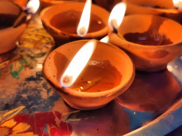 Diwali diya ya da yağ lambası resmi Diwali kutlamalarında gece çekilmiş.