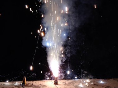 Gece vakti havai fişek ateşinin çekildiği resim. Alevler, Diwali kutlaması