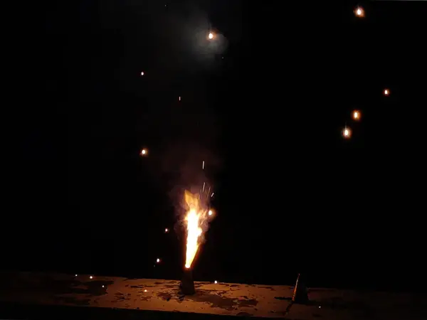 Gece vakti havai fişek ateşinin çekildiği resim. Alevler, Diwali kutlaması