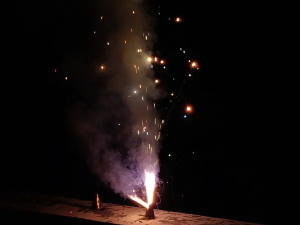 Gece vakti havai fişek ateşinin çekildiği resim. Alevler, Diwali kutlaması