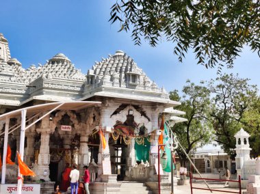 Nadol, Rajasthan, Hindistan 20 Mart 2025: Nadol 'da Shree Aashapura Mataji Mandir' in mimari tasarımı.