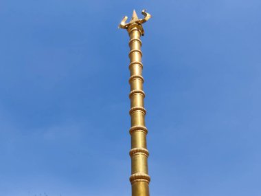Nadol, Rajasthan, Hindistan 20 Mart 2025: Nadol 'daki Shree Aashapura Mataji Mandir' de büyük Trishul 'un fotoğrafı gün ışığında çekildi. Hint tapınağının mimari tasarımı