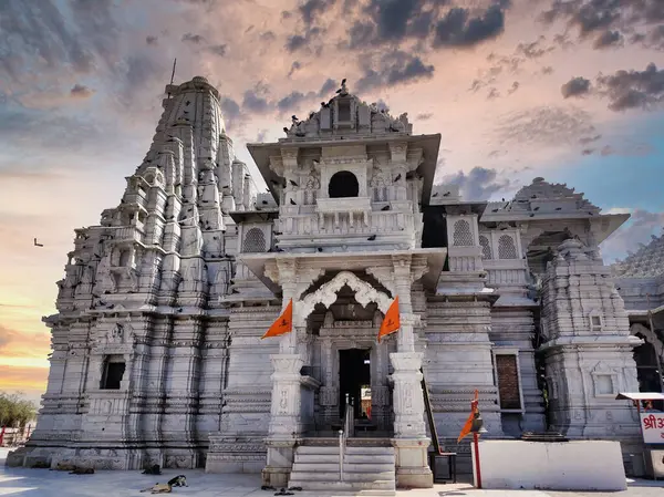 Nadol, Rajasthan, Hindistan 20 Mart 2025: Nadol 'da Shree Aashapura Mataji Mandir' in mimari tasarımı.