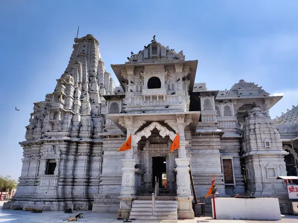 Nadol, Rajasthan, Hindistan 20 Mart 2025: Nadol 'da Shree Aashapura Mataji Mandir' in mimari tasarımı.