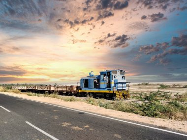 Sambhar, Rajasthan, Hindistan 24 Mart 2025: Rajasthan kırsalında gün batımında tren yolu üzerindeki resim