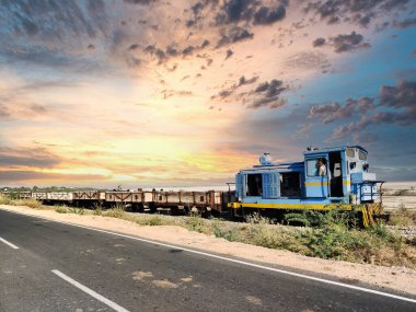Sambhar, Rajasthan, Hindistan 24 Mart 2025: Rajasthan kırsalında gün batımında tren yolu üzerindeki resim