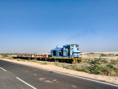 Sambhar, Rajasthan, Hindistan 24 Mart 2025: Rajasthan kırsalında gün batımında tren yolu üzerindeki resim