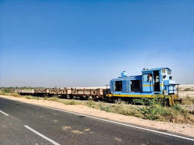 Sambhar, Rajasthan, Hindistan 24 Mart 2025: Rajasthan kırsalında gün batımında tren yolu üzerindeki resim
